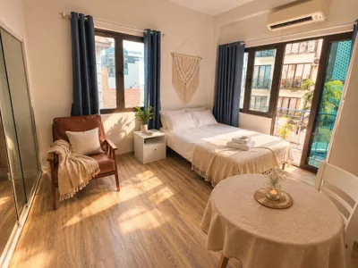 带阳台的单间公寓 — CHARM CHARM - kimmy housing - 48 To Ngoc Van - Close Chabad of Hanoi
